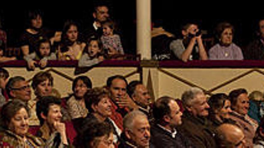 Público asistente a las actuaciones programadas por AFA  en el «Reina Sofía».