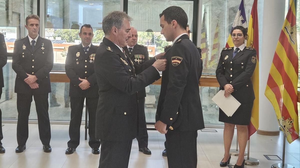 La Policía Nacional condecora a un agente por su labor investigadora | PN