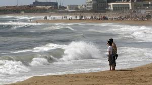 Quatre detinguts per una agressió sexual a la platja de la Barceloneta