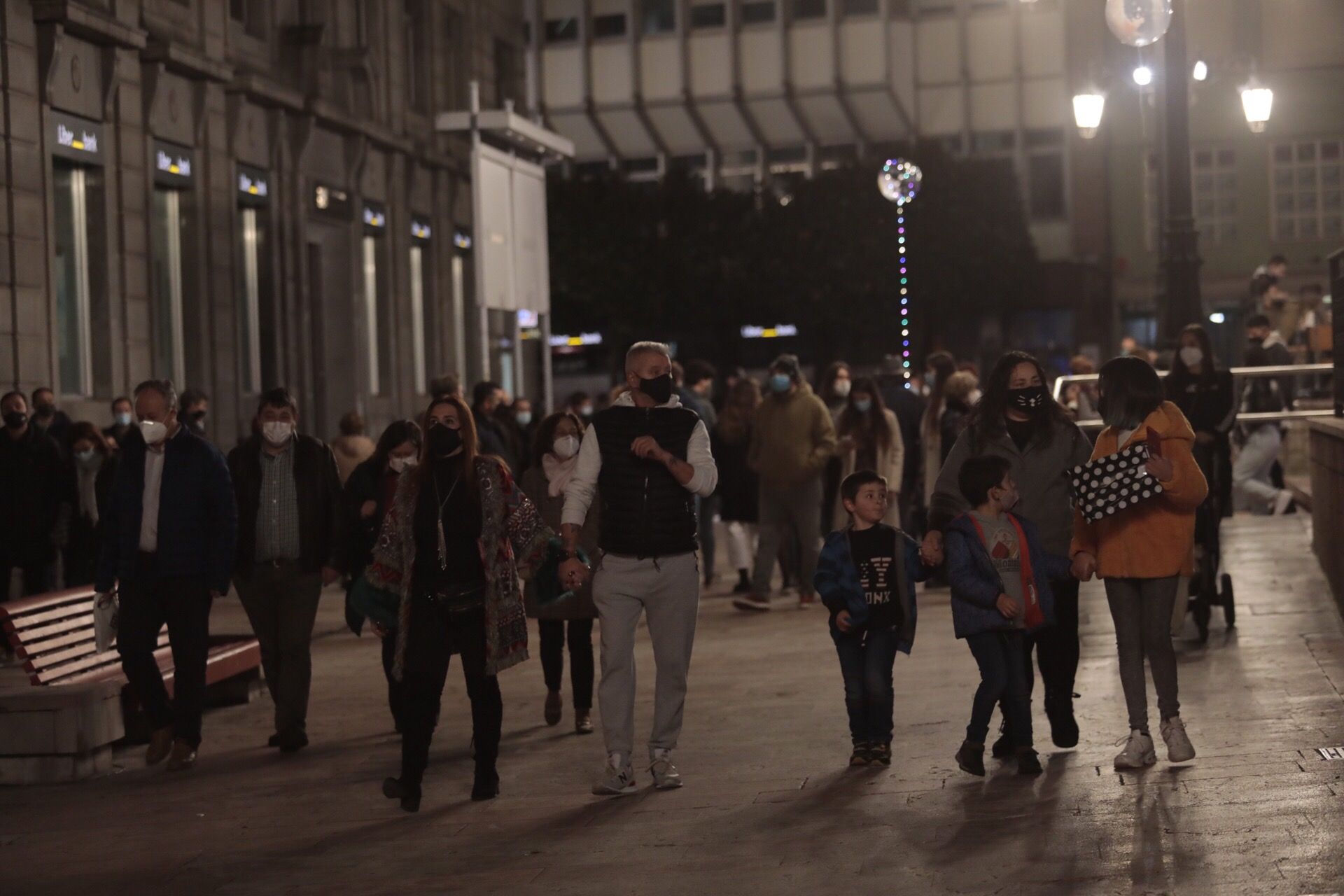 Aglomeraciones en Oviedo para ver la iluminación de las calles y hacer compras navideñas