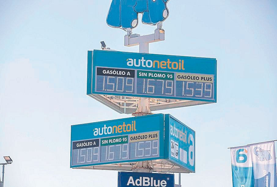 Las gasolineras ‘low cost’ se llenan | La autonetoil de la calle de Son Pendola es la gasolinera más barata de Palma.