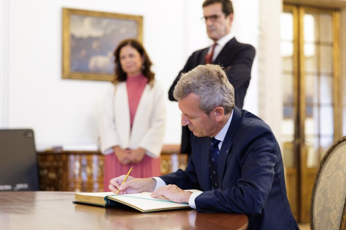 Rueda firma en el libro de la ciudad de Oporto