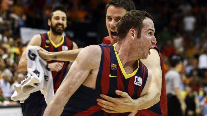 Marcelinho Huertas celebra la canasta.