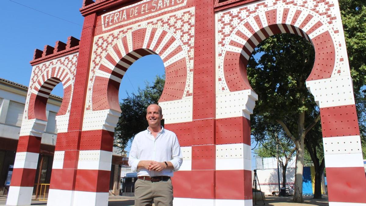 El teniente de alcalde de Seguridad, Valeriano Rosales, ante la portada de la Feria de El Santo.