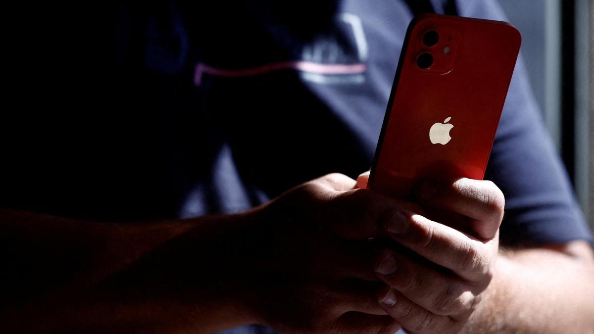 Un hombre utiliza un iPhone 12, el móvil de Apple suspendido en Francia.