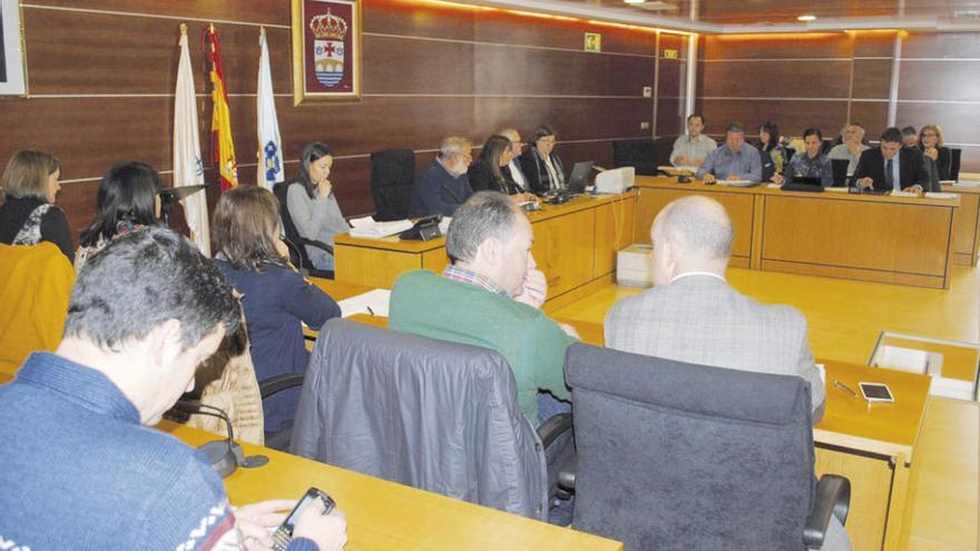 La Corporación durante el pleno, ayer, en el Concello de Culleredo.