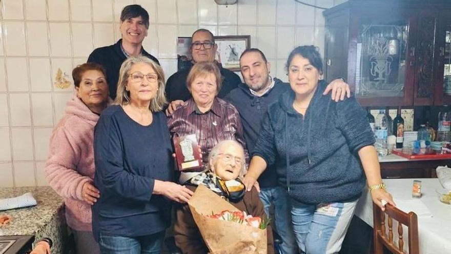 Herminda celebra 100 años en Vedra: "É moi boíña e moi alegre"