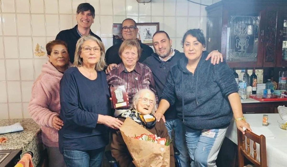 Herminda de la Iglesia Tato, vecina de Xián, en San Pedro de Sarandón (Vedra), con su familia y el alcalde de Vedra, Carlos Martínez