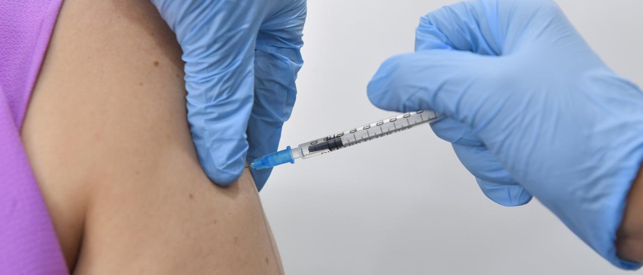 Una joven recibe una inyección de la vacuna contra el coronavirus.