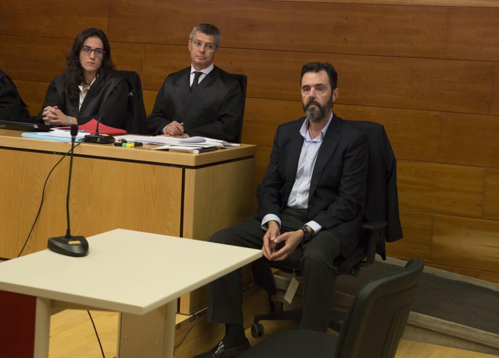 Miguel López sentado junto a su abogado