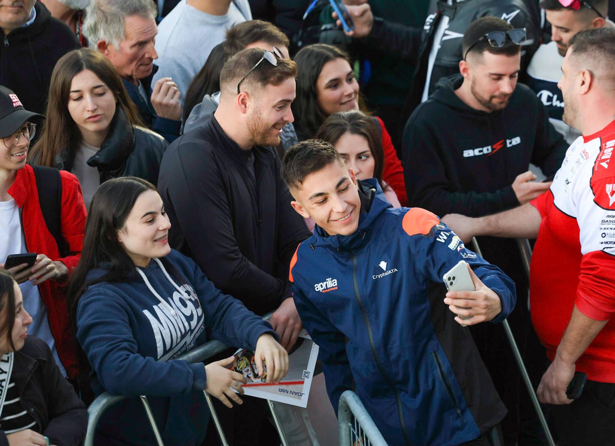 Más de 2.000 aficionados disfrutan del pitwalk con Marc Márquez y los pilotos de MotoGP