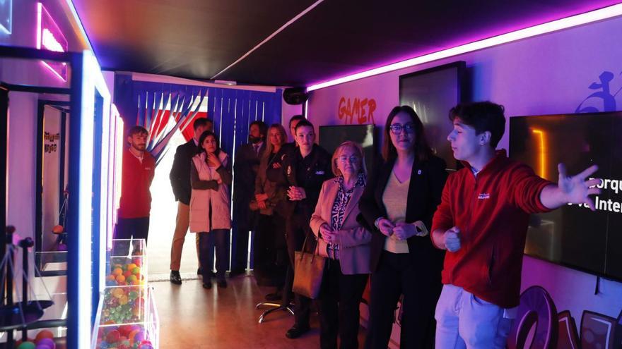 Las ediles Covadonga Díaz y Charo Suárez, segunda y tercera por la derecha, respectivamente, visitando ayer la exposición Ciberland en la plaza del Conceyín. | FERNANDO RODRÍGUEZ