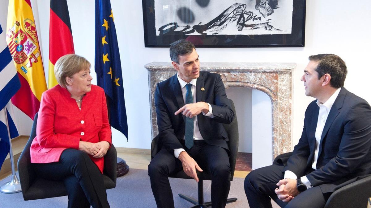 Sánchez inicia última sesión del Consejo con una reunión con Merkel y Tsipras