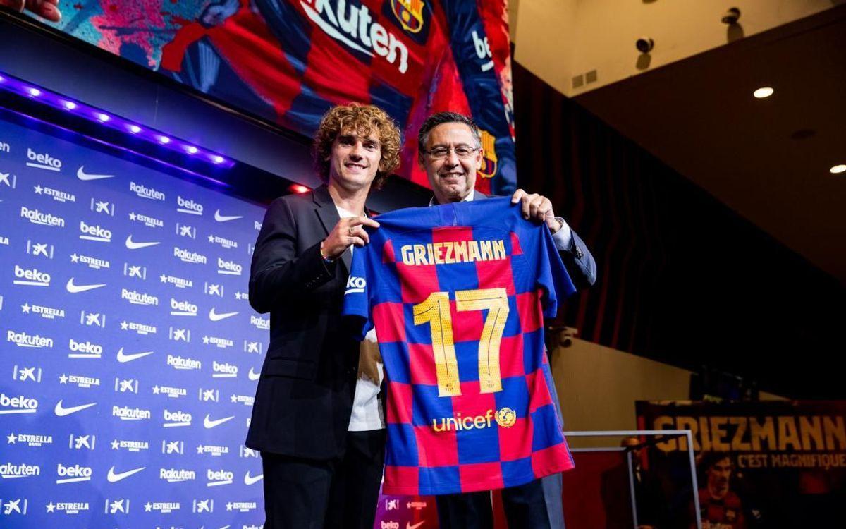 Griezmann posa con Bartomeu en su presentación como nuevo jugador del Barça (julio del 2019).