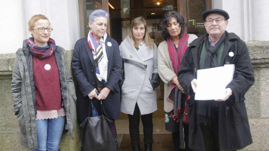 Miembros de la Asociación de Usuarios Oncológicos y de SOS Sanidade Pública, ayer, en Santiago.