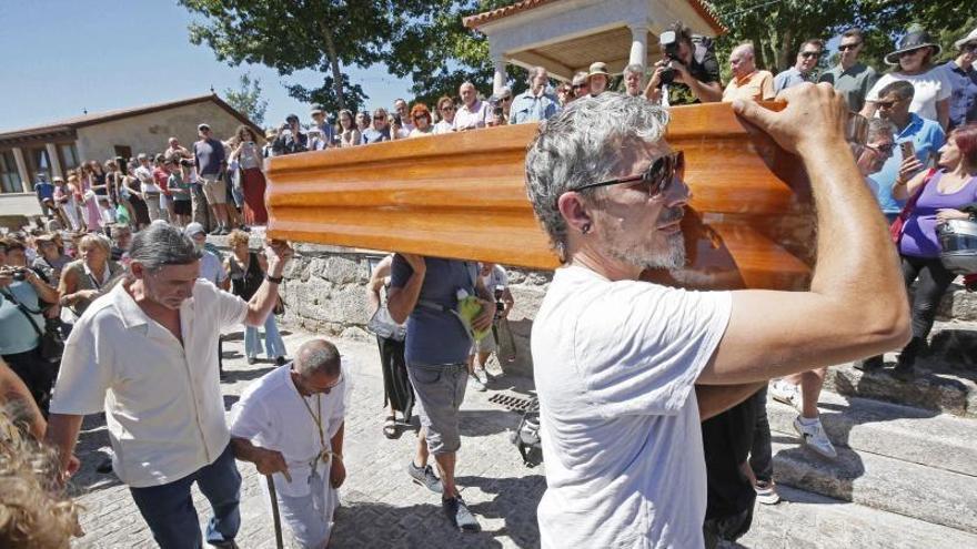 Santa Marta de Ribarteme celebra el  día grande de la romería de los ataúdes
