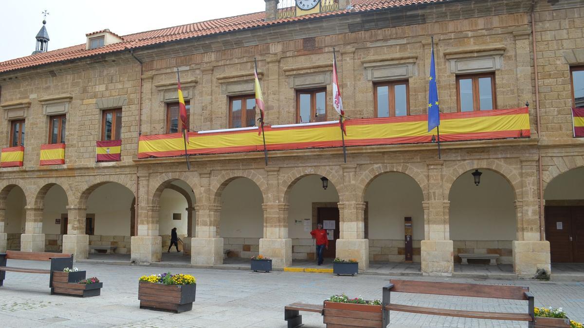 Ayuntamiento de la Plaza Mayor de Benavente. / E. P.