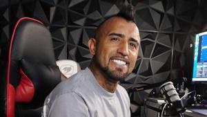 Arturo Vidal en el set up desde donde se comunica con la audiencia