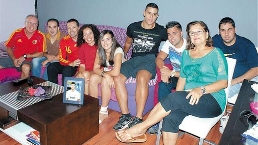 La familia de Jesé en 2012, cuando el ahora jugador de la UD Las Palmas disputaba el Campeonato de Europa Juvenil.