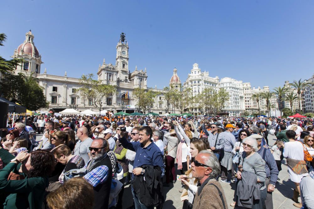 Trobada d'Escoles en Valencià en la plaza del Ayuntamiento