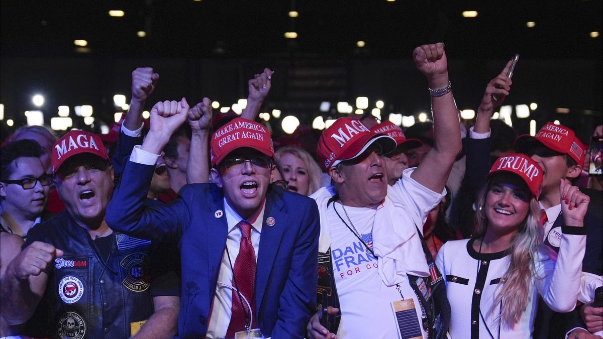 Seguidores de Donald Trump celebran los resultados.