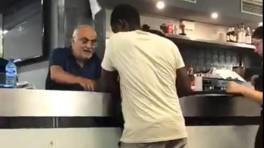 VÍDEO: El vergonzoso episodio racista vivido en un bar que ha encendido las redes sociales