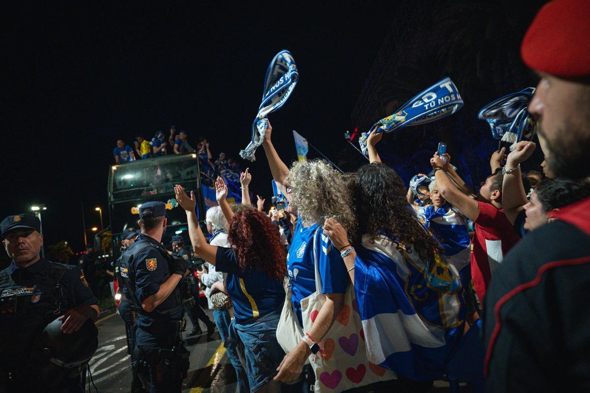 La plantilla del CD Tenerife llega al Cabildo para celebrar el ascenso con la afición blanquiazul La plantilla del CD Tenerife llega al Cabildo para celebrar el ascenso con la afición blanquiazul