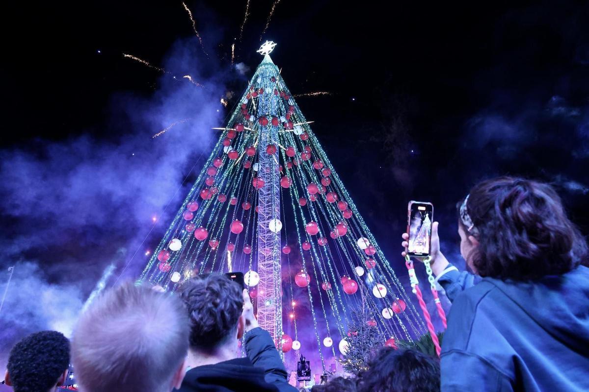 El encendido del Gran Árbol de la Navidad de Murcia fue uno de los actos que más personas congregó.