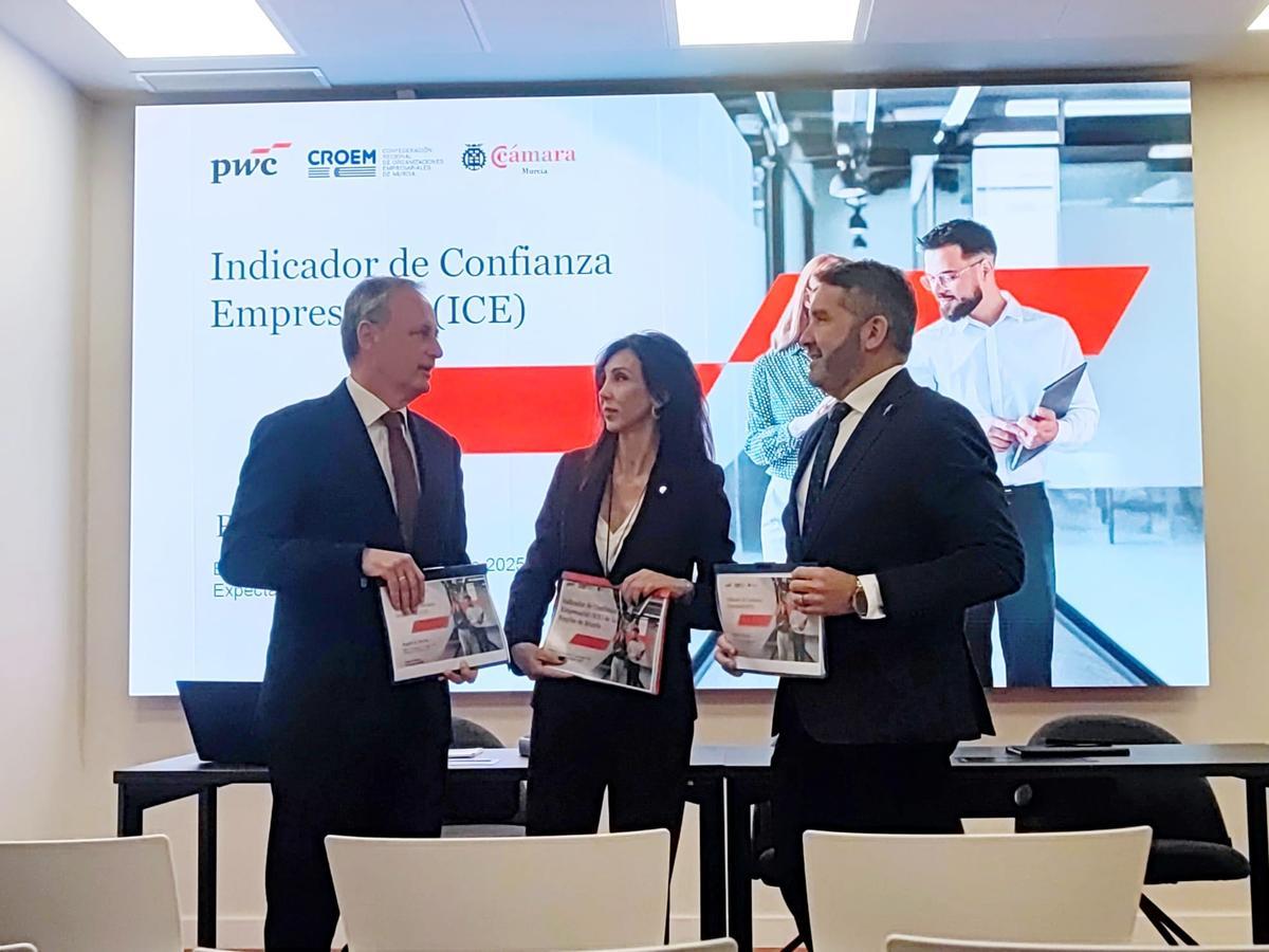 Javier Celdrán (PwC), Miryam Fuertes (Cámara de Comercio) y Miguel López Abad (Croem), este lunes durante la presentación del último balance del Indicador de Confianza de Empresas.