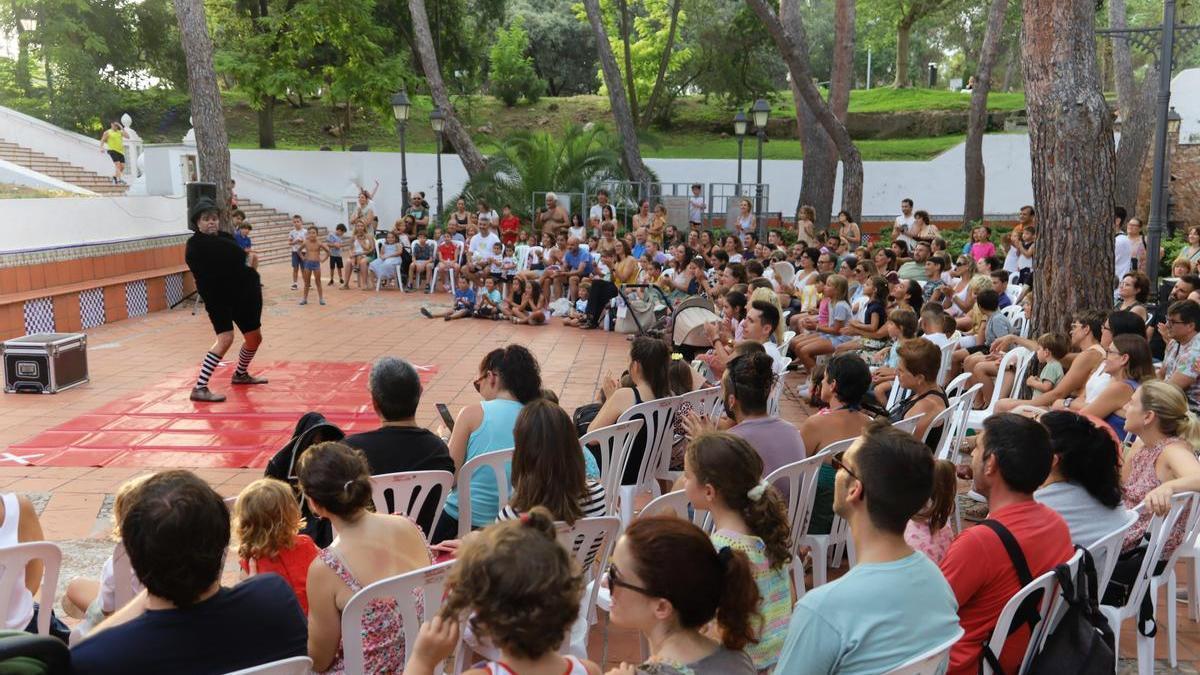 El primer espectáculo del ciclo 'Dijous de circ' congregó este jueves por la tarde a decenas de familias en el Termet.