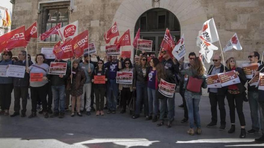 Manifestación de los sindicatos, en 2019, a las puertas del Palau de la Generalitat para reclamar la firma del convenio.