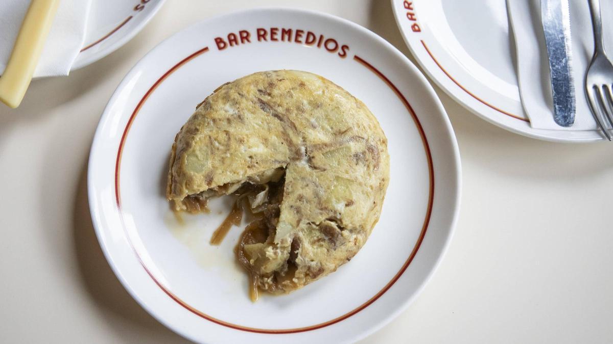 La tortilla de patatas al momento del Bar Remedios, abierta.
