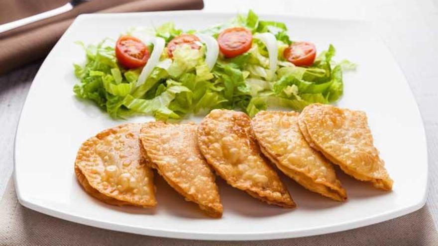 Un plato de empanadillas.