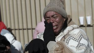 Una migrante colombiana llora tras ver su cita con inmigración cancelada en Ciudad Juárez, México, tras la investidura de Trump