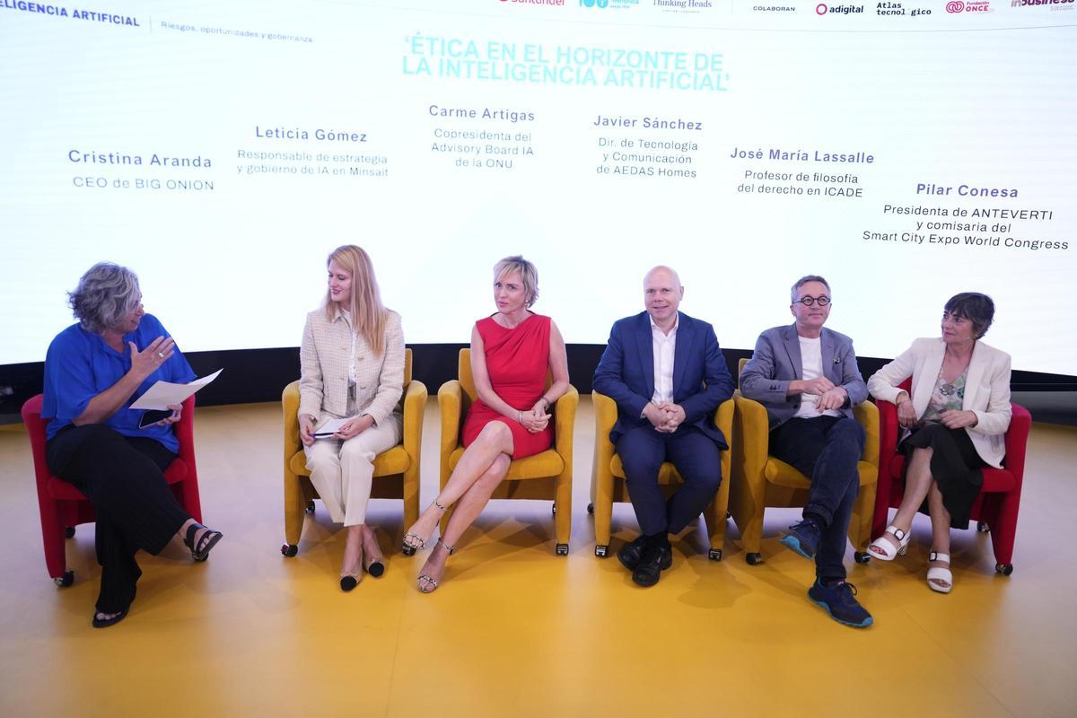 De izquierda a derecha, Cristina Aranda, CEO de Big Onion; Leticia Gómez, responsable de Estrategia y Gobierno de IA en Minsait; Carme Artigas, copresidenta del Advisory Board IA de la ONU; Javier Sánchez, director de Tecnología y Comunicación de AEDAS Homes; José María Lassalle, profesor de filosofía del derecho en Icade, y Pilar Conesa, presidenta de Anteverti y comisaria de Smart City Expo World Congress.