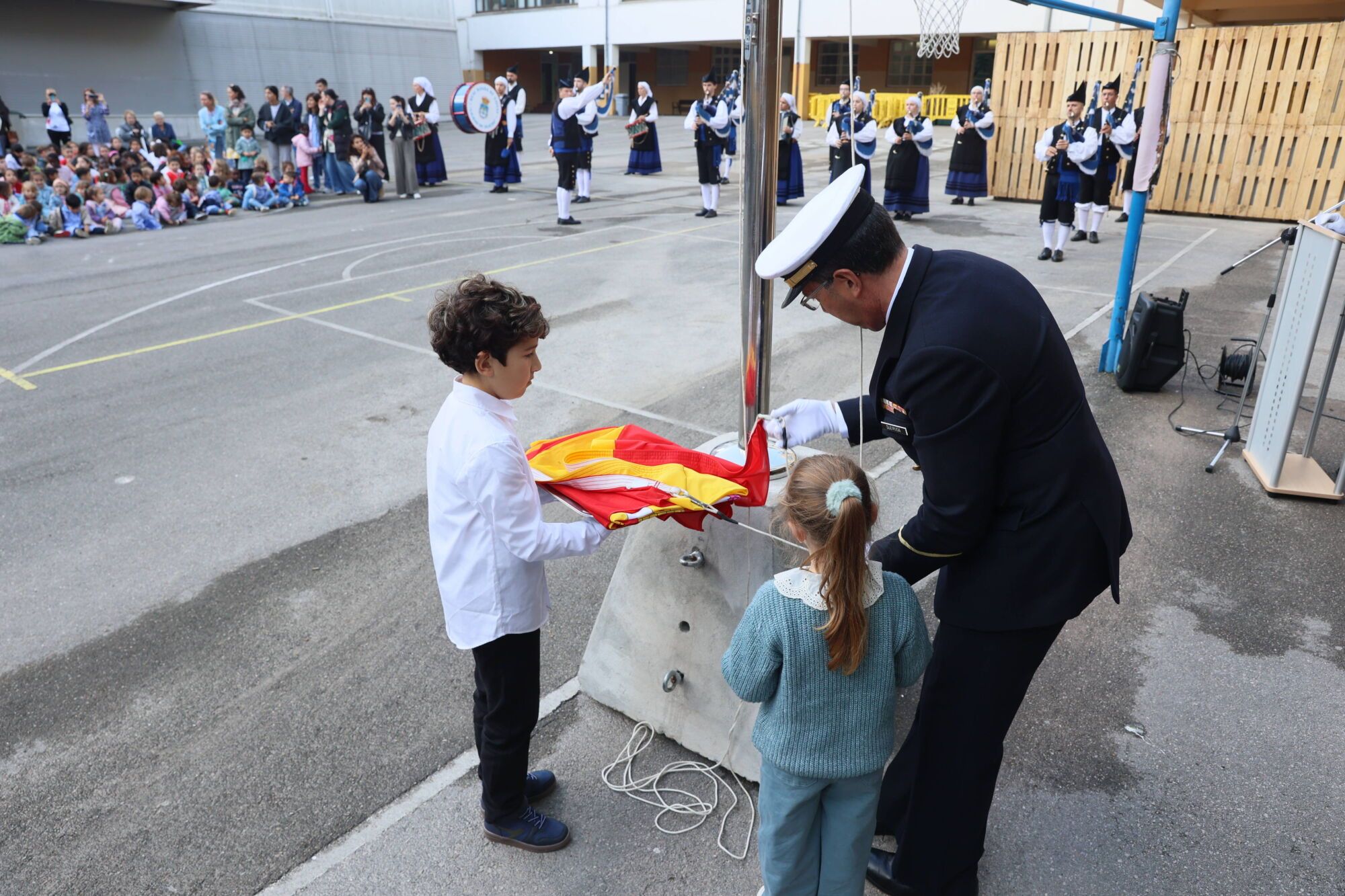 Escuelas Blancas. Acto de izado de la bandera con asistencia del delegado de Defensa y representantes de la Guardia Civil, la Policía Nacional y la Municipal, entre otros