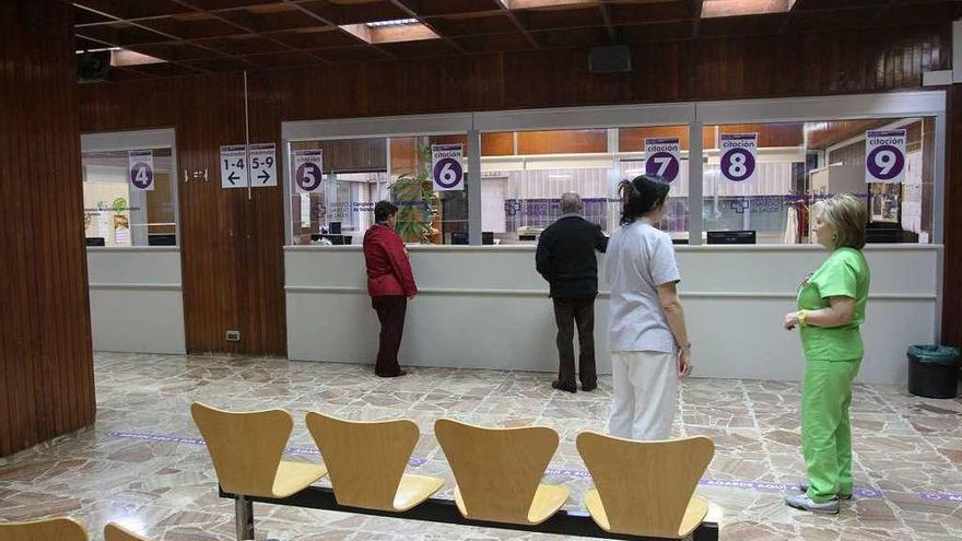 Trabajadores en el Complexo Hospitalario de Ourense. // Xoán Álvarez