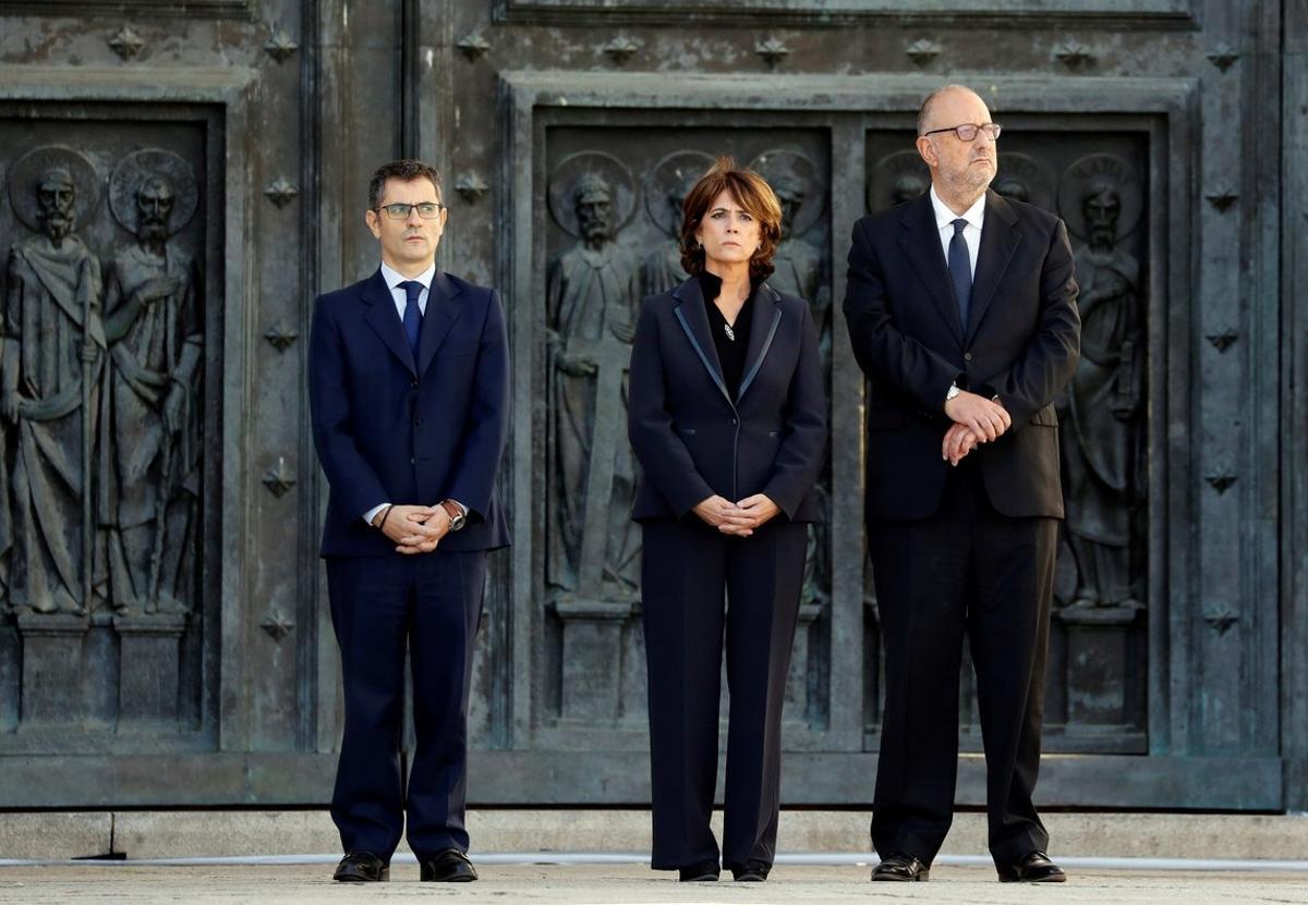 GRAF047. EL ESCORIAL (MADRID), 24/10/2019.- El secretario general de la presidencia del Gobierno, Felix Bolaños (i), la ministra en funciones de Justicia, Dolores Delgado (c) y el subsecretario del Ministerio de presidencia, Antonio Hidalgo López (d), presencian el traslado del féretro con los restos mortales de Francisco Franco, tras su exhumación en la Basílica del Valle de los Caídos antes de su trasladado al cementerio de El Pardo-Mingorrubio para su reinhumación. EFE/Juan Carlos Hidalgo POOL -NO ARCHIVO/NO VENTAS-