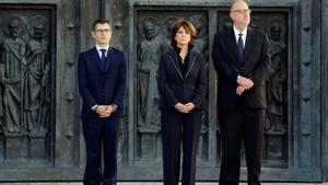 GRAF047. EL ESCORIAL (MADRID), 24/10/2019.- El secretario general de la presidencia del Gobierno, Felix Bolaños (i), la ministra en funciones de Justicia, Dolores Delgado (c) y el subsecretario del Ministerio de presidencia, Antonio Hidalgo López (d), presencian el traslado del féretro con los restos mortales de Francisco Franco, tras su exhumación en la Basílica del Valle de los Caídos antes de su trasladado al cementerio de El Pardo-Mingorrubio para su reinhumación. EFE/Juan Carlos Hidalgo POOL -NO ARCHIVO/NO VENTAS-