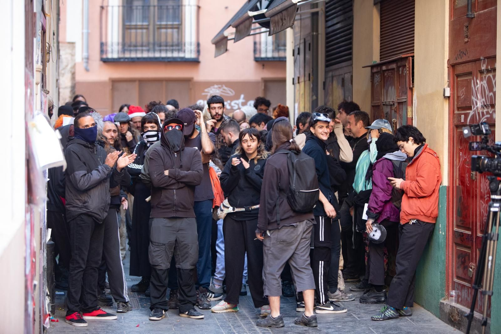 Performance para detener un desalojo en Ciutat Vella