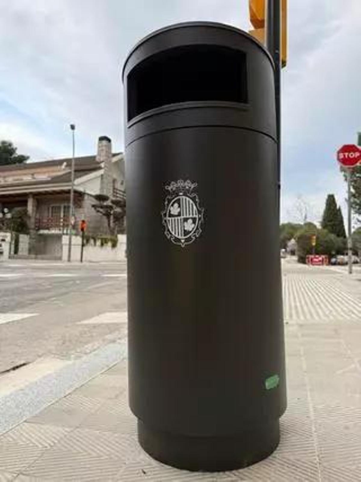 Una de las nuevas papeleras.