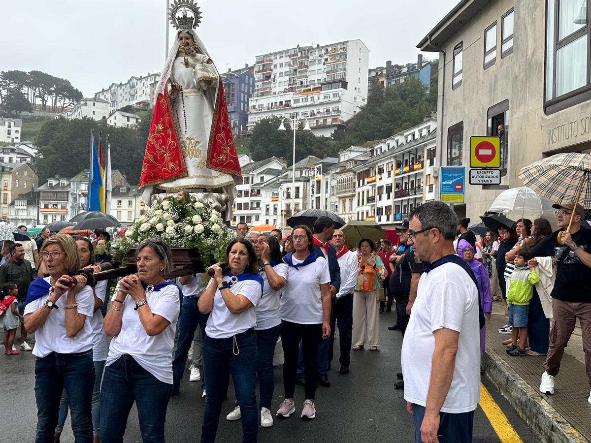Las fiestas del Rosario de Luarca: emoción y alegría bajo la lluvia