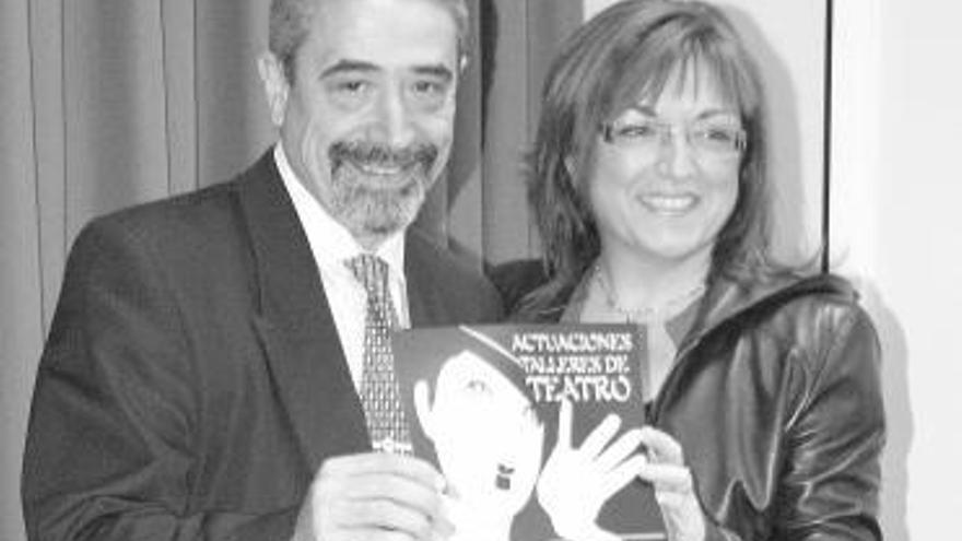 Belén Fernández y Raúl Alonso posan con un cartel  de los talleres de teatro.