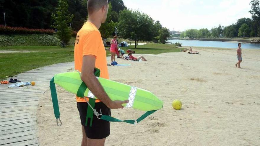 Uno de los socorristas que ayer hicieron vigilancia en la playa fluvial. // Rafa Vázquez