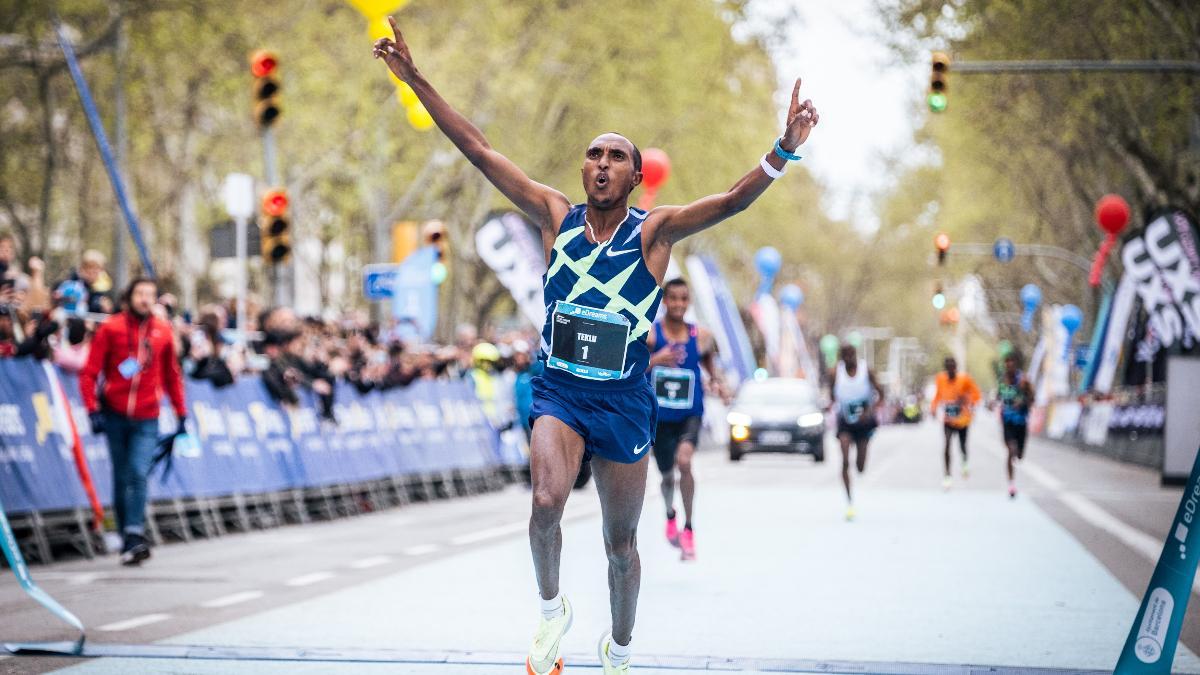 Dos victorias y dos plusmarcas consecutivas en las dos últimas ediciones de la eDreams Mitja Marató de Barcelona avalan el favoritismo de Haftu Teklu para hacerse con su tercer triunfo en un circuito que ya se sabe de memoria