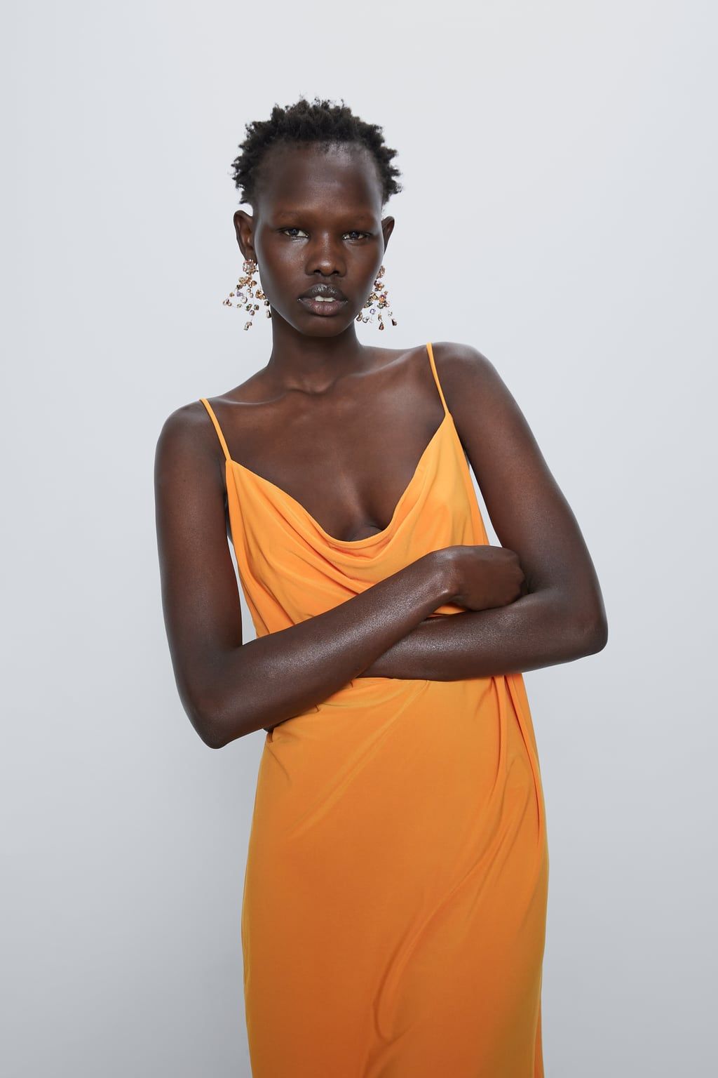 Este vestido lencero naranja de Zara cuesta menos de 18 euros y es ideal  para invitadas si lo combinas con unas sandalias de tacón (y también para  sentirte muy guapa en casa) -