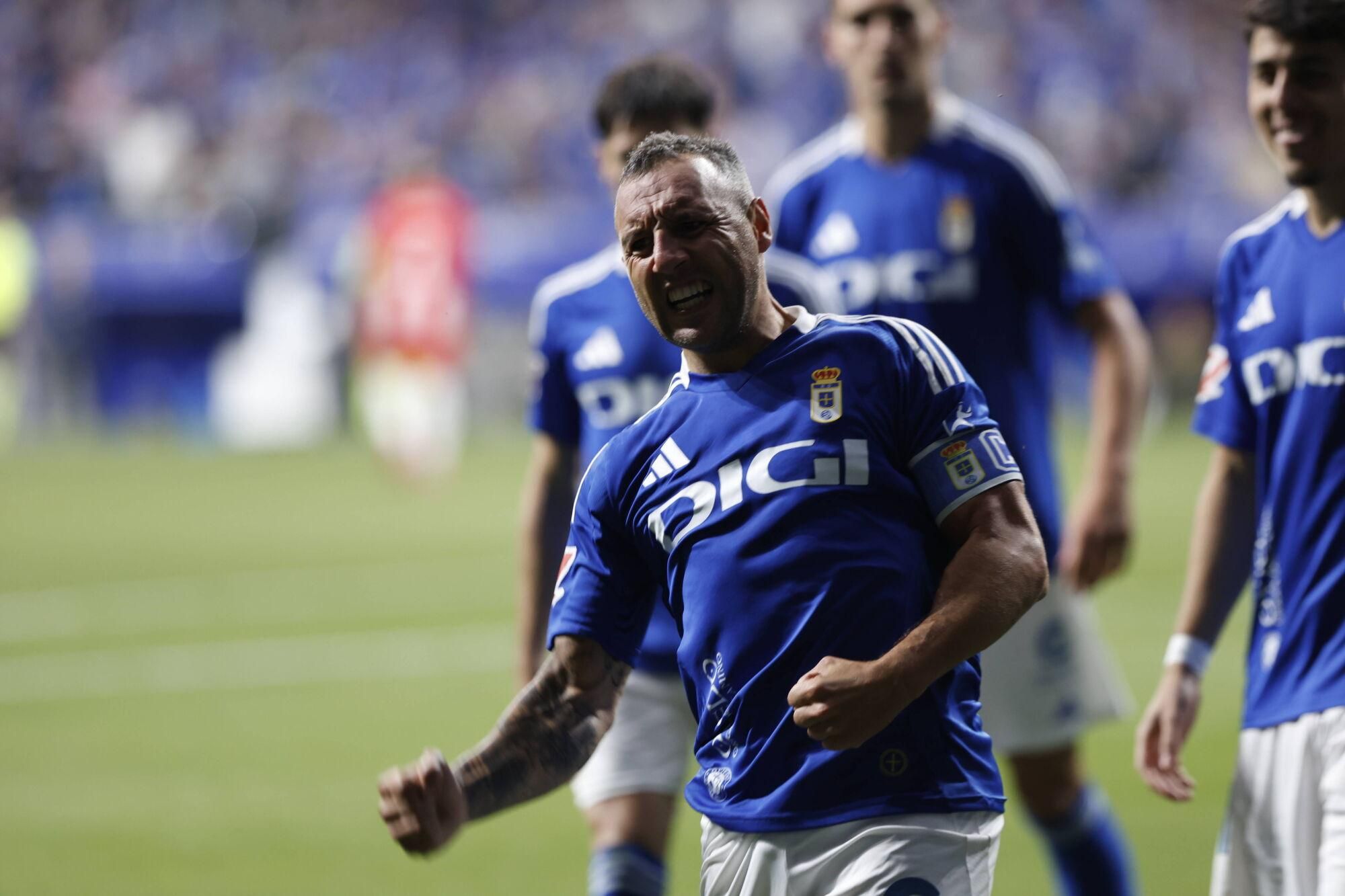 EN IMÁGENES: Ambientazo en la vuelta del play off entre Oviedo y Almería en el Carlos Tartiere
