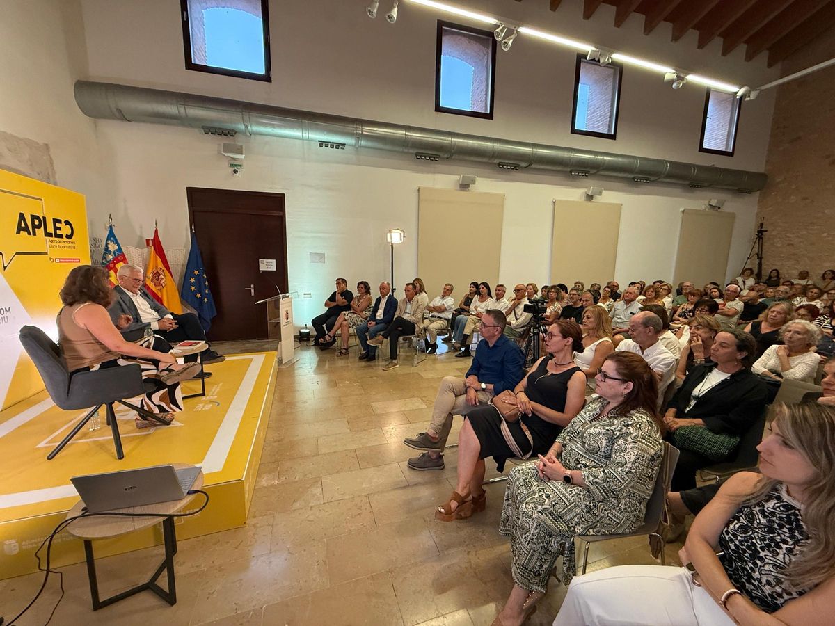 Aforo completo del Aplec con el jurista Baltasar Garzón.