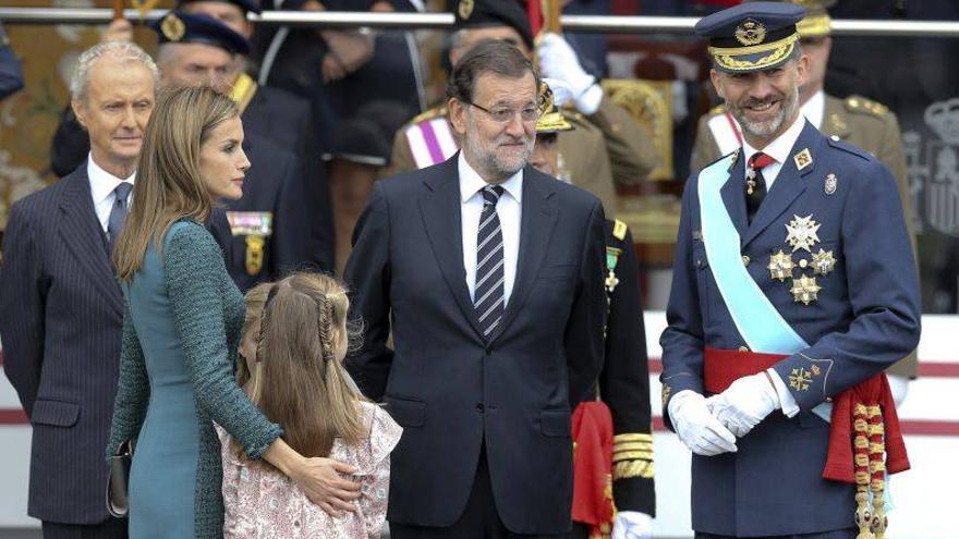 Los Reyes presiden con sus hijas su primer desfile de la Fiesta Nacional