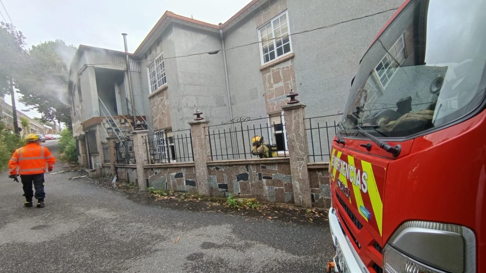 Arde la planta alta de una vivienda en Areamilla en Cangas